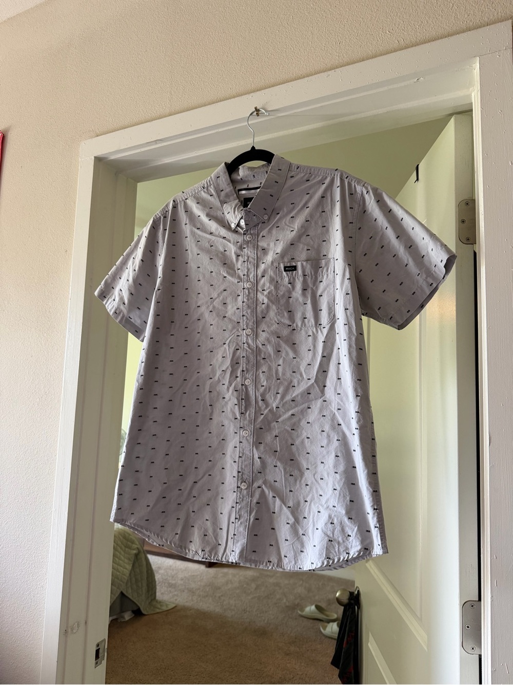 Men's RVCA Slim Fit Short-Sleeve Button-Up Shirt in Light Gray with Micro Print